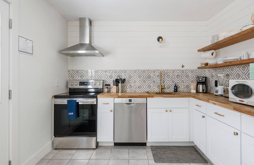 Old Village Maison | Stylish Escape: Posh Old Village Townhome
