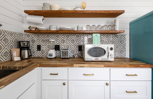 Old Village Maison | Stylish Escape: Posh Old Village Townhome