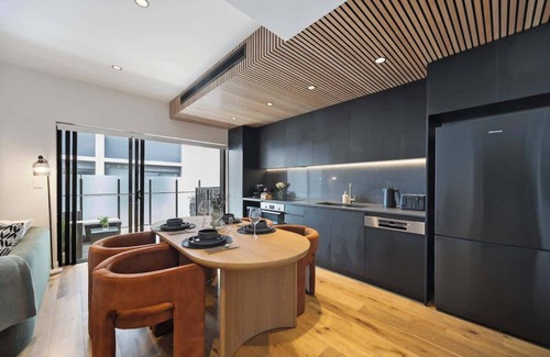West End Appartement | Stylish Escape: Walk to River, Dining & Shops