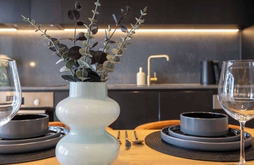 West End Appartement | Stylish Escape: Walk to River, Dining & Shops