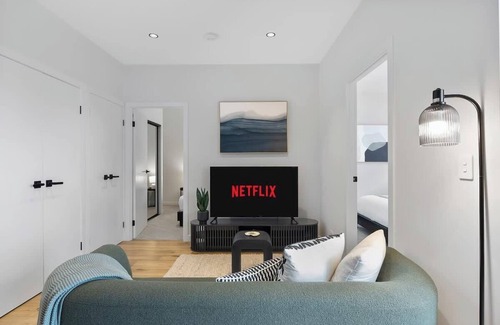 West End Appartement | Stylish Escape: Walk to River, Dining & Shops