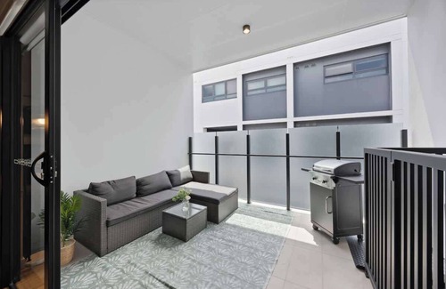 West End Appartement | Stylish Escape: Walk to River, Dining & Shops