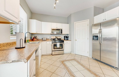 Avondale Maison | Stylish Family-Friendly Escape with Private Pool Backyard Oasis, High-Speed WiFi