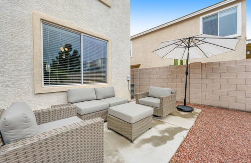 Avondale Maison | Stylish Family-Friendly Escape with Private Pool Backyard Oasis, High-Speed WiFi