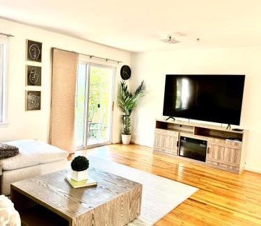 Newark Appartement | Stylish Evergreen Apartment By Newark Airport