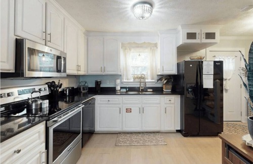 Panama City Beach Maison | Stylish Family-Friendly Townhome: Steps to Beach+hot tub+king bed