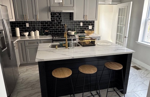 Collingdale Maison | Stylish, Family Friendly Collingdale Home, Near Philly, Fireplace, Parking, WiFi