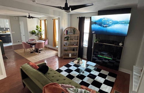 Collingdale Maison | Stylish, Family Friendly Collingdale Home, Near Philly, Fireplace, Parking, WiFi