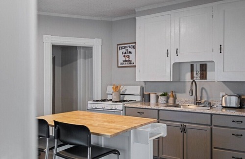 Rimmon Heights Appartement | Stylish First Floor Apartment w/Private Front Porch