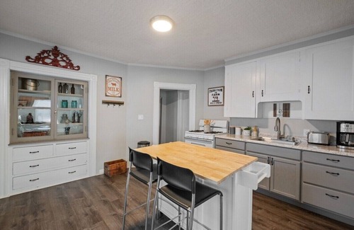 Rimmon Heights Appartement | Stylish First Floor Apartment w/Private Front Porch