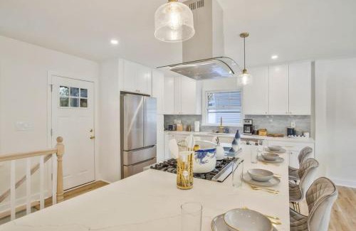 Annapolis Maison | Stylish + fresh bungalow 2 blocks from N-MC Stadium