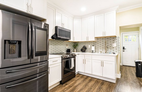 Camden Maison | Stylish, Fun and Cozy | Pool table, Dart board and Parking