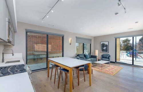 Berkeley Hôtel | Luxurious Flat W/ Private Balcony & Mtn Views!