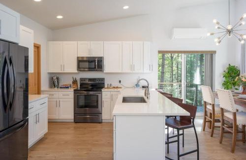 Rosario Maison | Stylish, Gourmet Kitchen, Minutes To Moran Park
