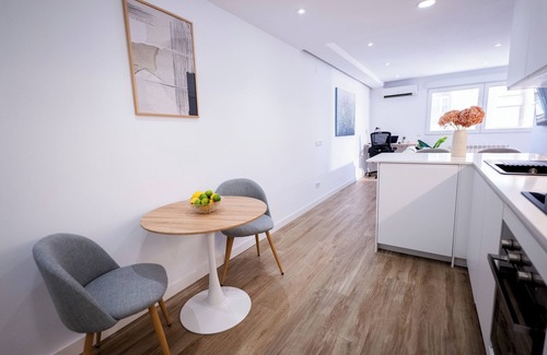 Castillejos Appartement | Stylish High-Floor Retreat with Sunny Terrace