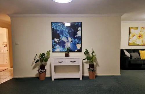 Worrigee Maison | Stylish Home 3mins walk to Worrigee Medical Centre with Free Parking