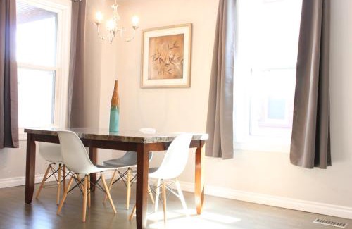 Peterborough Maison | Stylish Home For A Perfect Stay for 4!