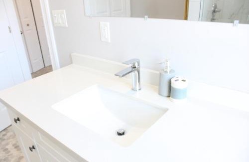 Peterborough Maison | Stylish Home For A Perfect Stay for 4!