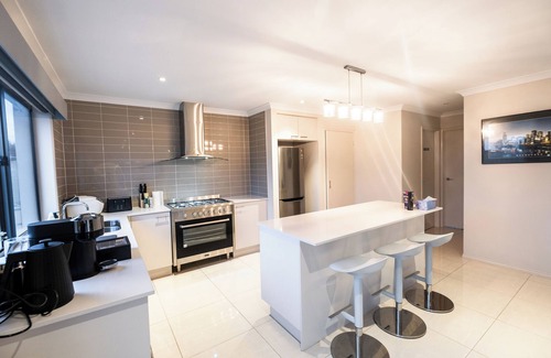 Bell Park Maison | Stylish Home in Geelong for Large Family or Group
