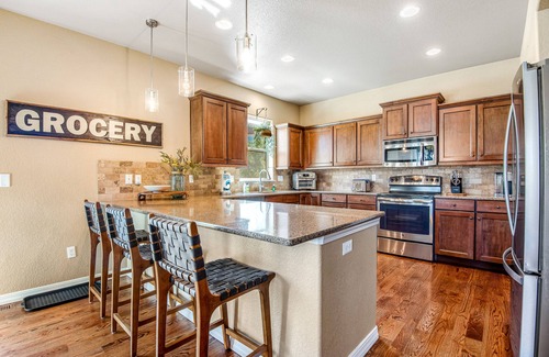 Flying Horse Maison | Stylish home with private hot tub & game room - dog-friendly