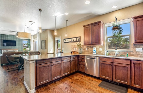 Flying Horse Maison | Stylish home with private hot tub & game room - dog-friendly