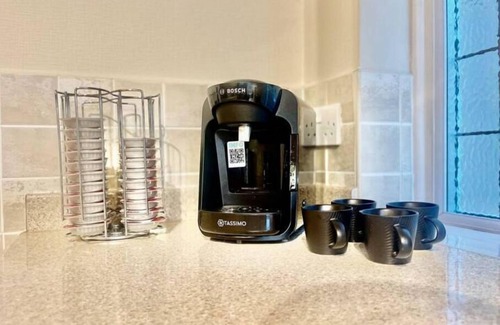 St. Andrew's Maison | Stylish Hornchurch Home | Central Location & Parking | Greater London | Sleeps 6