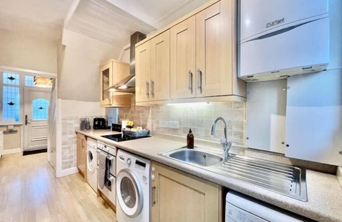 St. Andrew's Maison | Stylish Hornchurch Home | Central Location & Parking | Greater London | Sleeps 6