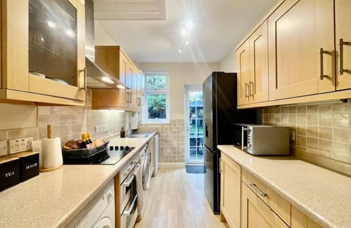 St. Andrew's Maison | Stylish Hornchurch Home | Central Location & Parking | Greater London | Sleeps 6