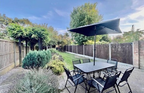 St. Andrew's Maison | Stylish Hornchurch Home | Central Location & Parking | Greater London | Sleeps 6