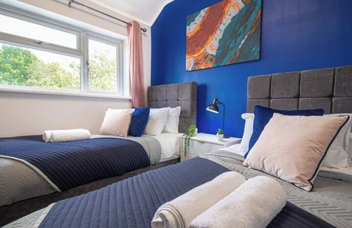 Patchway Maison | Stylish House w/Game Room in Bristol w/Parking