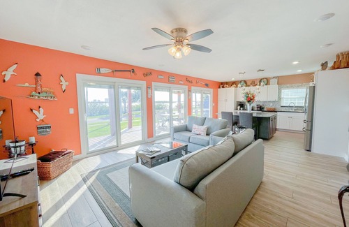Kerr Townsley Port Orange Maison | Stylish Intercoastal Blue Bungalow -3 min to Daytona Beach