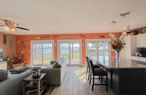 Kerr Townsley Port Orange Maison | Stylish Intercoastal Blue Bungalow-3min. to Beach