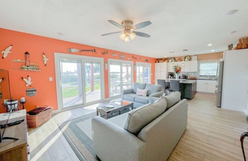 Kerr Townsley Port Orange Maison | Stylish Intercoastal Blue Bungalow-3min. to Beach