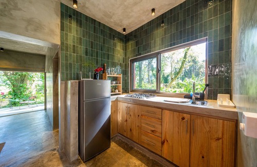 Sabaneta de Yasica Cabine | Stylish Jungle Cabin – Riverfront Retreat with Hammocks & Wi-Fi