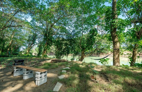 Sabaneta de Yasica Cabine | Stylish Jungle Cabin – Riverfront Retreat with Hammocks & Wi-Fi