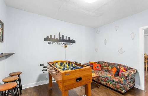 Detroit - Shoreway Appartement | Stylish King Bed, 2BDRM, 1 Mile to DTWN, Game Room