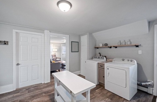 Manchester Appartement | Stylish & Large Top Floor w/ Private Front Porch