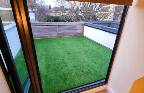 Bow West Appartement | Stylish London Apartment with Terrace & Parking
