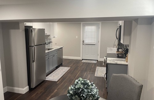 Stanton Appartement | Stylish lower level apartment