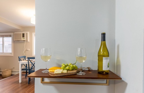 Oak Park Appartement | Stylish Luxe King bed w/Free Parkng near DT Oak Pk