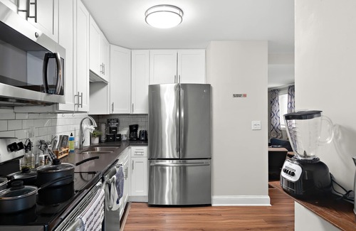 Oak Park Appartement | Stylish Luxe King bed w/Free Parkng near DT Oak Pk