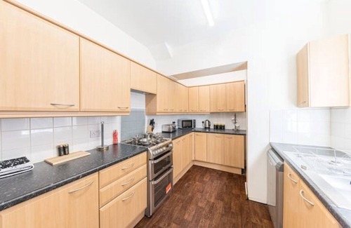 Barrow-in-Furness Maison | Stylish Luxury Large 4BR KingBed