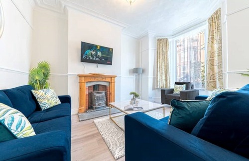 Barrow-in-Furness Maison | Stylish Luxury Large 4BR KingBed