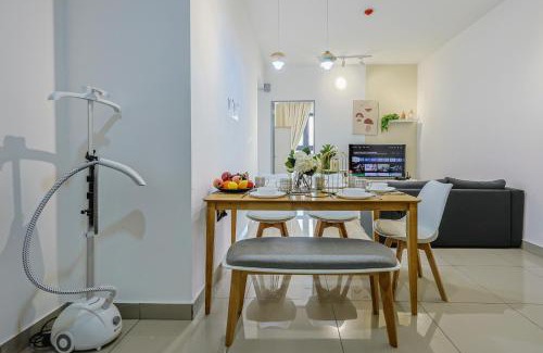 Taman Pertama Appartement | Stylish M Vertica 4 Bedroom Walk to MRT Velocity Mall