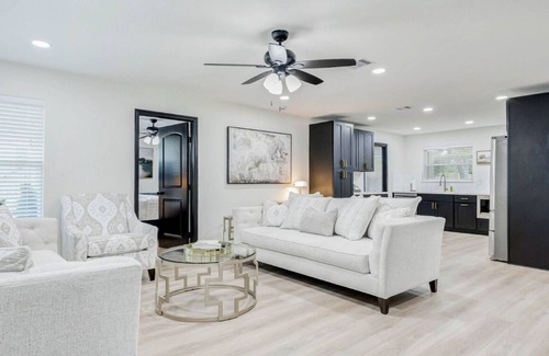 Brenham Maison | Stylish main-level home in historic downtown Brenham—walking distance to shops!