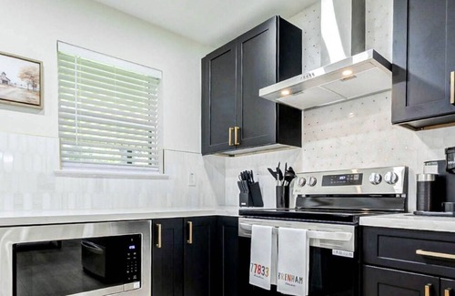 Brenham Maison | Stylish main-level home in historic downtown Brenham—walking distance to shops!
