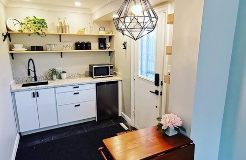 Aurora Appartement | Stylish Main Level Suite with Separate Entrance, Private Patio and 2 Car Parking