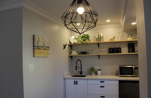 Aurora Appartement | Stylish Main Level Suite with Separate Entrance, Private Patio and 2 Car Parking