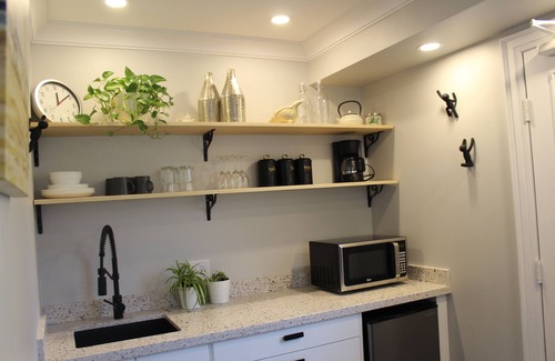 Aurora Appartement | Stylish Main Level Suite with Separate Entrance, Private Patio and 2 Car Parking