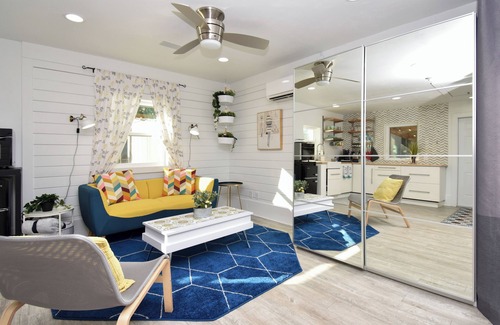 Gainesville Appartement | Stylish Mid-Century Modern Private Studio Blocks from UF and Stadium